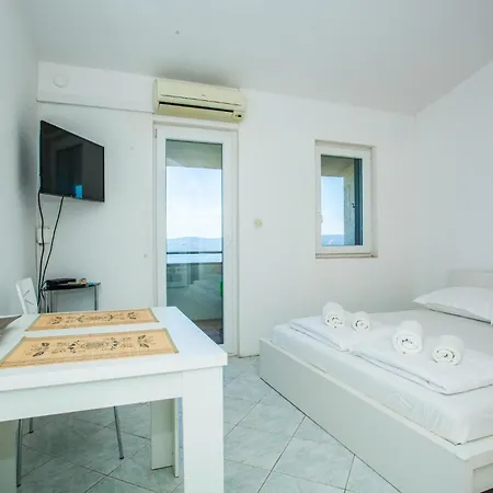 4 Bedroom Beautiful Home In Lokva Rogoznica بيت للعطل