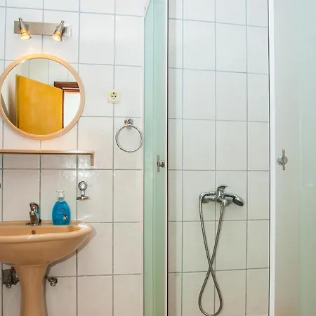 4 Bedroom Beautiful Home In Lokva Rogoznica بيت للعطل لوكفا روجوزنيكا