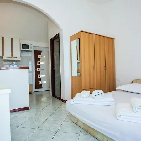 4 Bedroom Beautiful Home In Lokva Rogoznica بيت للعطل