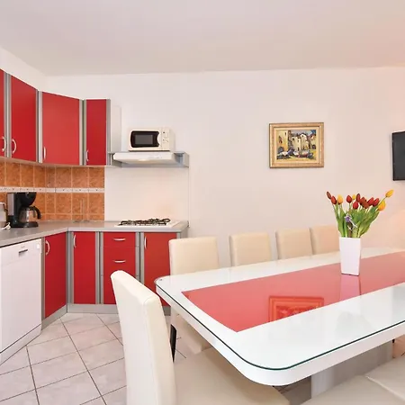 4 Bedroom Beautiful Home In Lokva Rogoznica بيت للعطل *