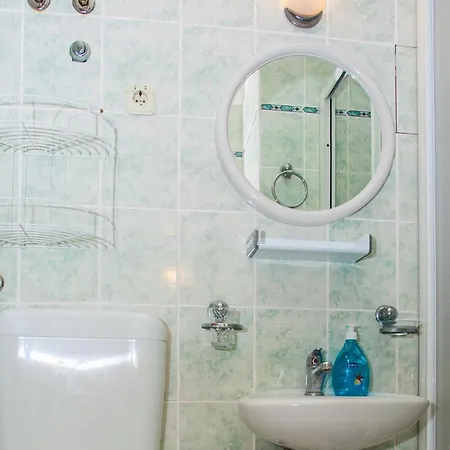 4 Bedroom Beautiful Home In Lokva Rogoznica بيت للعطل *